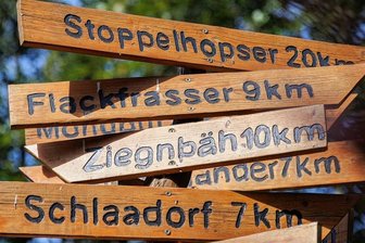 Gibt es 2022 etwa einen klaren Sieger? - 2012 begann Dieter Lemke in Sehma mit dem Bau des "mundartlichen Wegweisers" in seinem Garten. Sechs Schilder wurden zu Beginn angebracht, z. B. Mondputzer für den Jöhstädter Ortsteil Grumbach. Dann bekam er einen Tipp, dass es ein Buch von Hendrik Heidler gibt namens "Erzgebirgisch-Deutsch". Dort holte er sich weitere Namen von Dörfern und fertigte jedes Jahr im Winter zwei bis drei neue Schilder. Damit ist Dieter Lemke aber noch nicht fertig. Es sollen mindestens noch drei Schilder angebracht werden. Welche genau, weiß er selbst noch nicht.