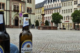 Gibt es bald ein Alkoholverbot auf dem Markt in Mittweida? - Auf ein Bier am Markt in Mittweida treffen sich oft Menschen in Sichtweite des Rathauses. Doch die Stadtverwaltung hat keine Handhabe, um das zu unterbinden.