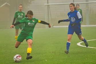 Gibt es bald noch ein anderes Mädchenteam im Vogtland? B-Juniorinnen zocken sich ins Fußball-Sachsenpokalfinale - Torschützin Maike Wolf (links) legt hier volle Konzentration hinter den Ball. Mit ihren Mädels wollte sie unbedingt ins Sachsenpokal-Finale.