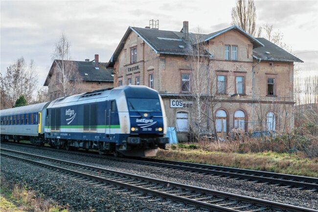 Gibt es Hoffnung für einen Bahn-Halt in Lunzenau? - Blick zum ehemaligen Bahnhof von Cossen. Viele Lunzenauer hoffen, dass beim Ausbau der Bahnstrecke Chemnitz - Leipzig in Cossen ein Haltepunkt entsteht und hier wieder Züge halten. 