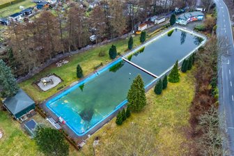 Gibt es in Aue endlich wieder eine Freibad-Saison? Test läuft aktuell - Das Freibad Auerhammer in Aue ist randvoll gefüllt. Es handelt sich quasi um einen Test.