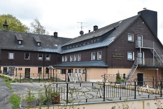 Gibt es noch Hoffnung für das Hotel Waldgut? - Vom Hotel zum Problemfall: Das Waldgut am Aschberg ist ein Haus mit Tradition. Um 1630 als kleiner Herrschaftssitz Obersachsenberg gegründet, wurde es 1893 als Gastwirtschaft erwähnt. 1934 erfolgte der Umbau zum heutigenHotel. Nun steht das Gebäude auf der Liste der Klingenthaler Brachen.