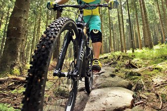 Gibt‘s für die „Straßenschlacht“ am Sportpark Rabenberg einen zweiten Anlauf? Entschluss zu Radrennen steht - Ein Mountainbiker fährt über einen steinigen Singletrail im Trailcenter Rabenberg bei Breitenbrunn. Im August sollte am Rabenberg eigentlich eine „Straßenschlacht“ stattfinden.