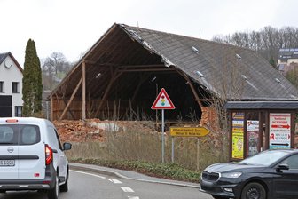 Giebelabriss: Mülsener Schandfleck schmilzt - Der Giebel, der auf die Bundesstraße zu kippen drohte, ist schon weg.