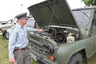 Giegengrün: Man fühlt sich zurückversetzt in die Zeit der DDR - Thomas Wettstein aus Wilkau Haßlau ist beim Militärfahrzeugtreffen in eine NVA-Uniform geschlüpft.