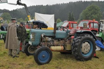 Giegengrün: Mini-Traktor zieht bei Treffen zahlreiche Blicke auf sich - Trotz Regens zählte das nunmehr 19. Traktoren- und Militärfahrzeugtreffen im Hartmannsdorfer Ortsteil Giegengrün 60 Teilnehmer.
