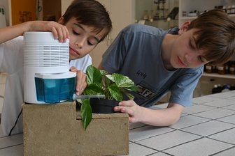 Gießen im Urlaub ist nicht mehr nötig - Maxim Henning (l.) und Konstantin Meisch mit ihrem "nachhaltigen Blumentopf, einer automatischen Gießanlage für Zuhause.