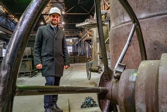 Behält in der Gießerei-Halle den Überblick: Max Jankowsky, Geschäftsführer der GL Gießerei Lößnitz GmbH.