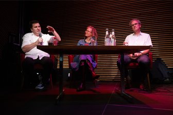 Gift und Gegengift in der Ost-West-Debatte: Wo irrt Kowalczuk, und wo Oschmann? - Ilko-Sascha Kowalczuk (l), Historiker und Publizist, und Dirk Oschmann, Literaturwissenschaftler, diskutieren mit der Autorin Bettina Baltschev in Chemnitz.