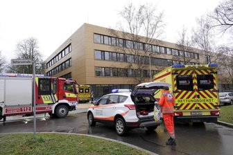 Giftalarm an Chemnitzer Schule: 29 Personen im Krankenhaus - Feuerwehr und Rettungsdienst waren im Schulgebäude der Marianne-Brandt-Oberschule im Einsatz.