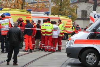 Giftgas-Alarm im Vogtland-Klinikum in Plauen: Mann verletzt - Großeinsatz vorm Vogtland-Klinikum: Auf der Röntgenstraße waren nach dem Gas-Alarm am Montag Dutzende Rettungskräfte im Einsatz.