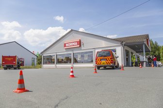 Giftgas-Einsatz in Supermarkt in Niederdorf - An der Kühlanlage in einem Supermarkt an der Chemnitzer Straße war offenbar Ammoniak ausgetreten.