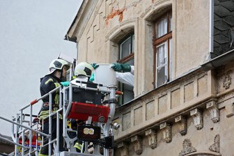 „Giftige und gefährliche Chemikalien in einem einsturzgefährdeten Haus“: Großeinsatz für Feuerwehr und THW in Meerane - Feuerwehrleute bringen die Behälter mit den Chemikalien in Sicherheit.