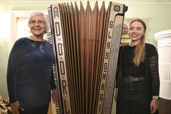Gigant aus dem Vogtland wird wiederentdeckt - Nachfahren mit dem Riesen-Akkordeon von 1938 am Sonntag in Markneukirchen: Regina Schwarz-Doorlay, die Enkelin von Curt William Doorlay, und ihre Tochter Anja Schwarz-Doorlay.