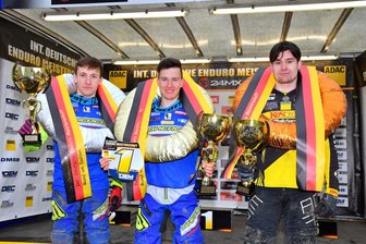 Giganten-Duell elektrisiert Fans - Sie drückten dem zweiten Lauf der Deutschen Enduro-Meisterschaft in Dahlen ihren Stempel auf: Gesamtsieger Jeremy Sydow (M.) und Luca Fischeder vom Flöhaer Sherco-Teams als Zweiter sowie Gaststarter Krystof Kouble aus Tschechien, der Dritter wurde. 
