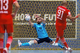 Gigantenduell in Hohenstein-Ernstthal - Im jüngsten Heimspiel von HOT 05 Futsal hielt Dmytro Lytvynenko gegen Jahn Regensburg einen Siebenmeter. Am Sonntag wird auf die Torhüter von Hohenstein-Ernstthal gegen das Toptorschützen-Duo aus Stuttgart sicher auch wieder viel Arbeit zukommen.