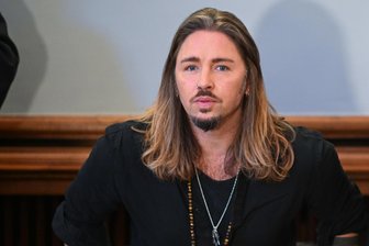 Gil Ofarim bittet per Instagram-Video um eine zweite Chance - Gil Ofarim im Prozess wegen falscher Verdächtigung und Verleumdung. Der Musiker hatte im Oktober 2021 in einem Video Antisemitismus-Vorwürfe gegen ein Leipziger Hotel erhoben. Im Prozess räumte er ein, alles nur erfunden zu haben.
