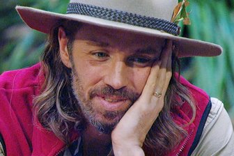 Gil Ofarims Leipziger Davidstern-Skandal: So viel Schmerzensgeld bekommt der Hotelmitarbeiter - und darum muss der Musiker schweigen - Murwillumbah: Ein nachdenklicher Gil Ofarim im australischen RTL-Dschungelcamp.
