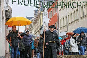 Gilde-Treffen in Crimmitschau: Illustre Figuren reisen trotz des Sachsentages an - Nachwächter Helge Klemm, hier bei einer Glühwein-Stadtführung, organisiert den Treff der illustren Figuren in Crimmitschau.