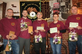 Gilde zählt nun 74 Schützen - Sie wurden am Samstag auf der Jahreshauptversammlung der 1. Bürgerlichen Schützengilde zu Oelsnitz für ihre Leistungen im Verein ausgezeichnet: (von links) Danny Nagrodzki, Peter Fritzsch, Pascal Schön, Patricia Fläschendräger und Andreas Tiepner.