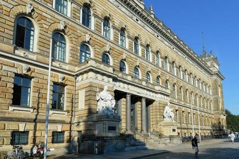 Gimmlitztal: Prozess um zerstückelte Leiche - Lebenslange Haft gefordert - Außenansicht des Landgerichtes Dresden (Sachsen).