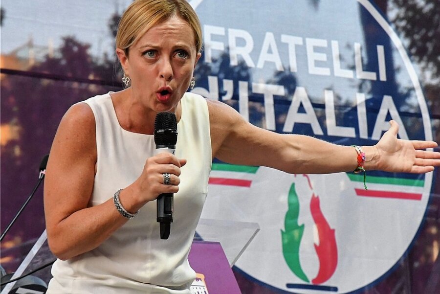 Giorgia Meloni: Warum sich eine Postfaschistin in Italien derzeit sehr gemäßigt gibt - Die Parteichefin der ultrarechten "Brüder Italiens", Giorgia Meloni, bestreitet, eine Faschistin zu sein. Auf das Parteilogo mit der italienischen Flamme über dem symbolisierten Sarg Mussolinis ist sie aber stolz. 