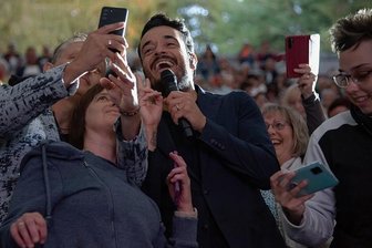Giovanni Zarrella in Bad Elster: Konzert wird zum Selfie-Marathon - Selfies am Fließband: Fotowünsche erfüllte Giovanni Zarrella in Bad Elster bereitwillig,