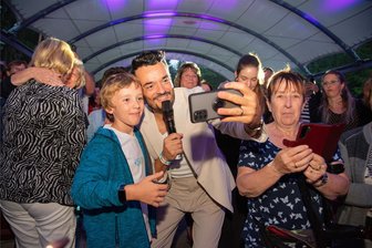 Giovanni Zarrella in Bad Elster: So macht er seine Fans glücklich - Sänger und TV-Moderator Giovanni Zarrella machte den zehnjährigen Leando Rau aus Plauen bei seinem Auftritt im ausverkauften Naturtheater in Bad Elster mit einem Selfie glücklich.