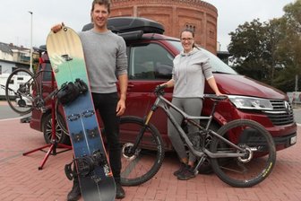 Gipfelstürmer auf Tour durch Europa - Auf Durchreise in der Geburtsstadt Zwickau: Jens Pippig und seine Freundin Stephanie Schneider mit ihrem VW California Campingbus, Bikes und Splitboard auf dem Parkplatz vor dem Alten Gasometer.