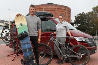 Gipfelstürmer aus Zwickau auf Tour durch Europa - Auf Durchreise in der Geburtsstadt Zwickau: Jens Pippig und seine Freundin Stephanie Schneider mit ihrem VW California Campingbus, Bikes und Splitboard auf dem Parkplatz vor dem Alten Gasometer.