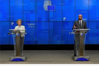 Gipfeltreffen: 46 Prozent der EU-Bürger sind bald erstgeimpft - Es gab auch gute Nachrichten: Ursula von der Leyen (l), Präsidentin der Europäischen Kommission, und Charles Michel, Präsident des Europäischen Rates, sprechen bei einer Medienkonferenz während des EU-Gipfels in Brüssel.