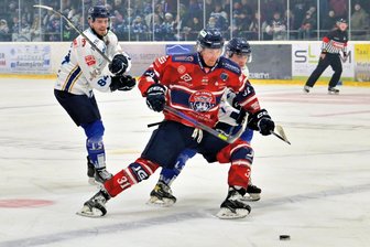 Gipfeltreffen bei den Eishockey-Wölfen im Erzgebirge - ein Fakt könnte das Duell entscheiden - Der Schönheider Verteidiger Yannek Seidel (vorn) ist mit seiner Mannschaft dieses Wochenende doppelt gefordert – inklusive Topspiel vor heimischer Kulisse.