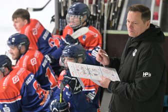 Gipfeltreffen im Erzgebirge: Eishockey-Wölfe aus Schönheide kreuzen die Schläger mit dem Meister - Wölfe-Coach Sven Schröder ist zufrieden mit dem Saisonauftakt. Bleibt sein Team auch im Spitzenspiel gegen Berlin ohne Niederlage?