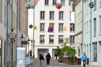 Girlanden über Korngasse: Welche Variante die Freiberger favorisieren - In der Korngasse in Freiberg waren kürzlich verschiedene Deko-Varianten aufgehängt. Die Einwohner konnten darüber abstimmen.