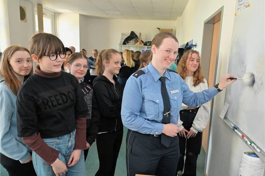 Girls Day in Schneeberg: Mädchen gehen in der Polizeifachschule auf Spurensuche - Polizeikommissarin Manja von Dombrowski zeigte beim Girls Day, wie Fingerabdrücke sichtbar werden. 