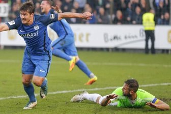 Girth versalzt dem CFC das Mahl - Benjamin Girth bejubelt seinen zweiten Treffer, CFC-Kapitän Marc Endres liegt am Boden.
