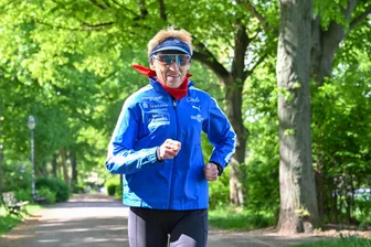 Gisela, die älteste Marathon-Läuferin von Chemnitz - Gisela Göthel stammt aus dem Erzgebirge, startete in der Vergangenheit für verschiedene Vereine, auch in Mittweida. Heute ist sie beim LAC Chemnitz zu Hause, wie man an der blauen Vereinsjacke erkennen kann.