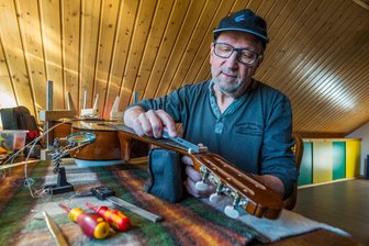 Gitarre kaputt? Neuer Reparaturservice im Erzgebirge - Zschorlauer macht Instrumente wieder „schick“ - Dietmar Hamp hat sich in seiner Wohnung in Zschorlau eine kleine Werkstatt eingerichtet, wo er Gitarren repariert.