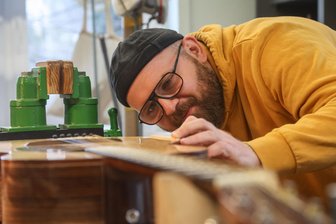 Gitarrenbauer in Lichtenau: Wo Liebe zum Handwerk auf Fachwissen trifft - Florian Schwarze baut und repariert Gitarren im „Werkraum Lichtenau“.
