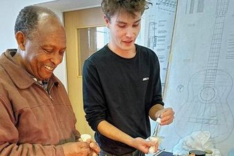 Gitarrenträume wachsen von Nairobi nach Klingenthal - Kenneth Mlamba, Gitarrenbauer aus Kenia, und Benjamin Lommatzsch bei der Arbeit in der Berufs- und Berufsfachschule Klingenthal. 