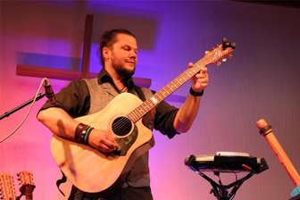 Gitarrist Vicente Patiz kündigt bei Konzert im Erzgebirge Welttour an - Gitarrist Vicente Patíz war am Sonnabend im Haus der Hoffnung in Johanngeorgenstadt zu erleben.