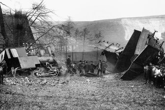 Gitterbrücke gilt als das größte Bauwerk - Am 17. Mai 1909 verunglückte in der Nähe des Bauerngutes Teichert in Pöhlau dieser Zug der Kohlenbahn.