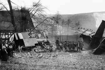 Gitterbrücke gilt als das größte Bauwerk - Am 17. Mai 1909 verunglückte in der Nähe des Bauerngutes Teichert in Pöhlau dieser Zug der Kohlenbahn.