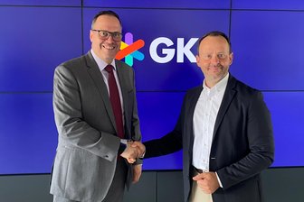GK Software mit Rekordumsatz: So verändert KI aus dem Vogtland das Einkaufen bei Aldi, Lidl & Co. - Sachsens Wirtschaftsminister Dirk Panter (SPD) und GK-Software-Vorstand Michael Scheibner in der Firmenzentrale in Schöneck.