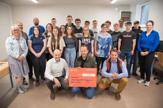 GK Software und Evangelisches Schulzentrum Schöneck streben langfristige Partnerschaft an - GK-Chef Michael Scheibner (vorn) überbrachte am Freitag Geld für ein neues Informatikzimmer im Schönecker Schulgebäude.