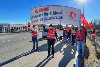 GKN-Beschäftigte in Zwickau treten für 24 Stunden in den Warnstreik - Die GKN-Beschäftigten wollen erneut so wie hier am vergangenen Mittwoch demonstrieren.