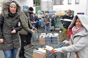 Glühwein-Sonderverkauf bringt Verkehrschaos mit sich - Im Gewerbegebiet gab es Glühwein im Zehn-Liter-Kanister. Die sicherten sich auch Franziska Seifert (l.) und Romy Hamel (v.l) aus Mittweida.