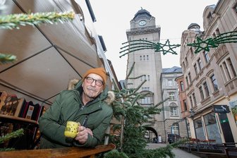 Glühweinverkauf im 2G-Modus sorgt in Plauen für derbe Beschimpfungen - Einen Glühweinausschank bietet auch Fritz Mandel, Inhaber des Feinkost- und Spezialitätengeschäfts Barrique an der Rathausstraße. Doch mit einigen Gästen gibt es Probleme.