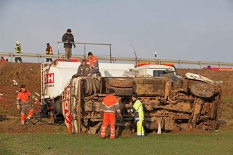 Glätteunfälle: Tankfahrzeug auf Mitteltrasse verunglückt - LKW kollidiert mit Schulbus - 