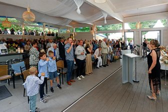 „Glänzelmühle“ in Waldenburg: Viel Lob für neuen Anbau und für die Chefin - Heike Hainich (rechts) feierte mit mehr als 250 Gästen die Einweihung des neuen Anbaus, der den Namen "Mühlen-Chalet" trägt.